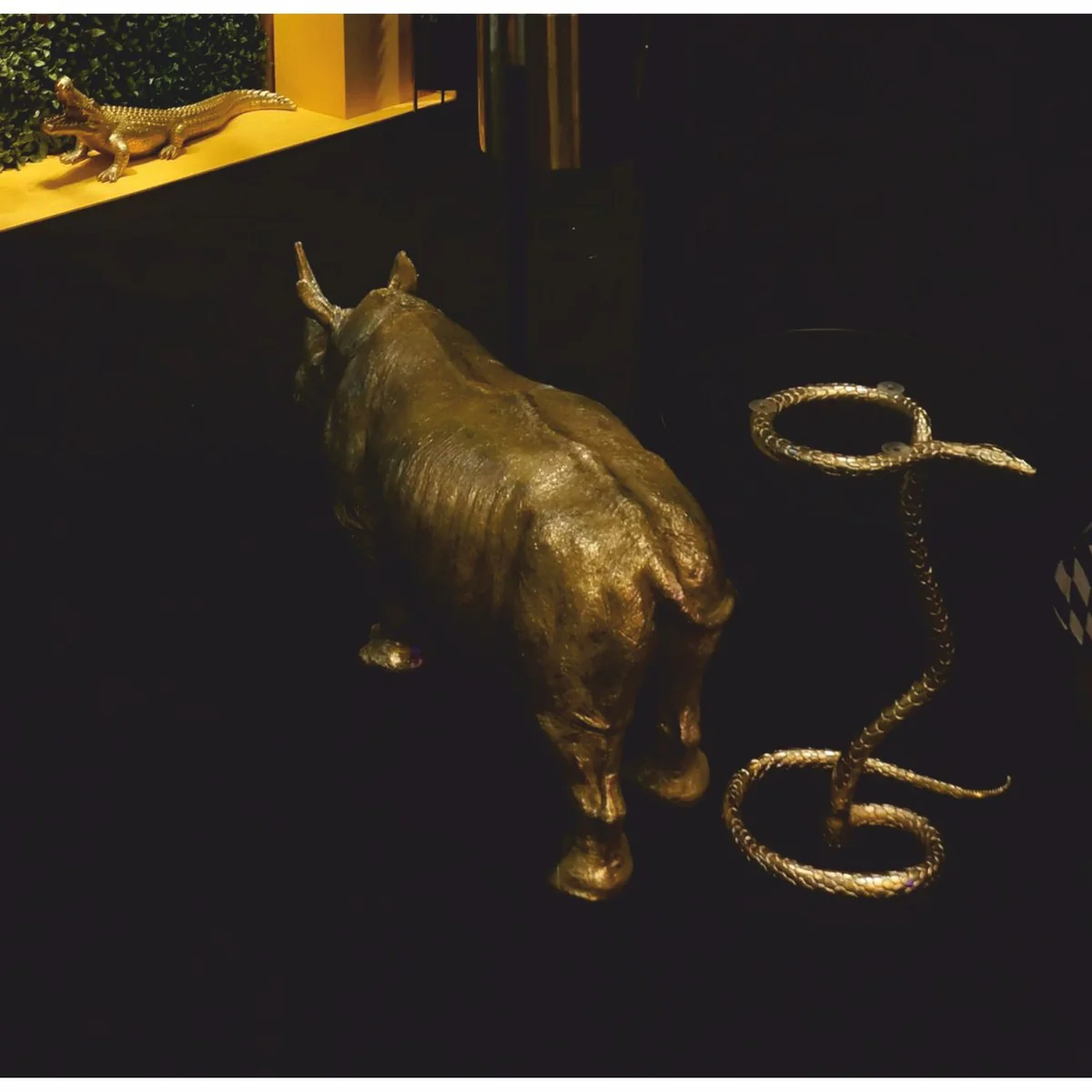 Luxury synthetic resin side table with glass top Snake Gold Ø 46 x H. 59 cm