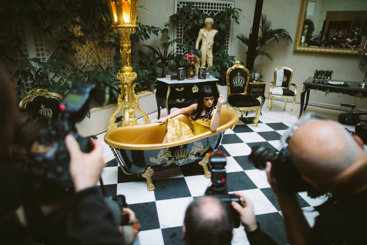 Pompöös by Luxus bathtub deluxe freestanding by Harald Glööckler black / silver 1560mm with silver-colored lion feet