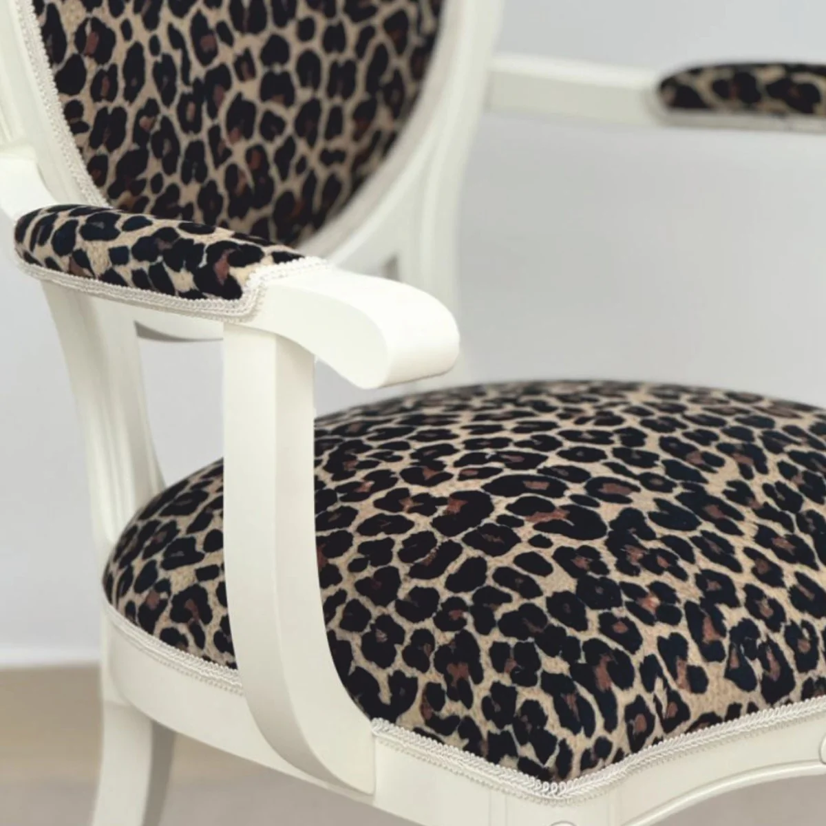 Luxury Baroque Dining Room Chair with Armrests Leopard / White - Baroque Furniture